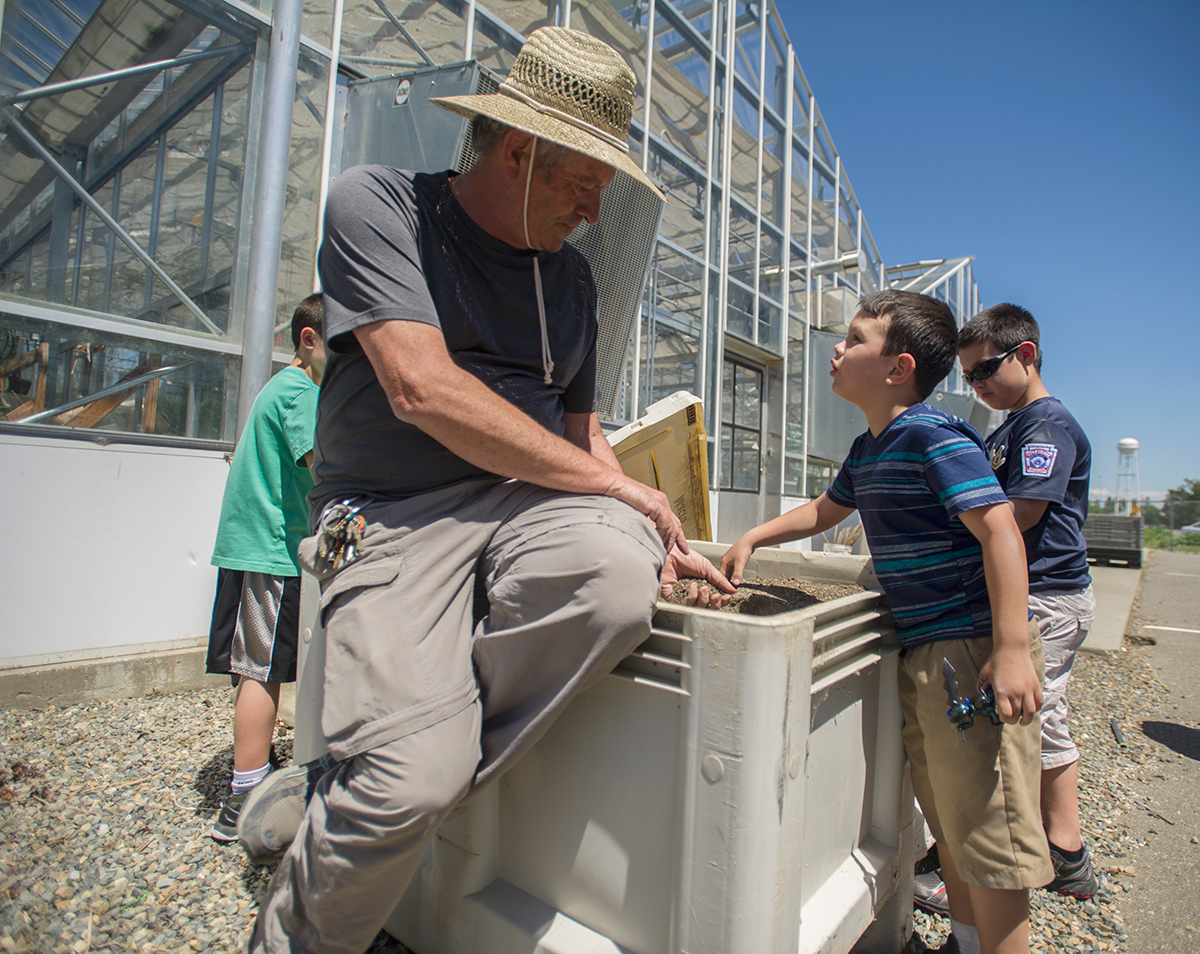 Garry Pearson tells children about soil