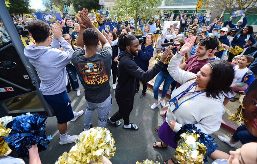 Aggie men's basketball team exits bus at the ARC.