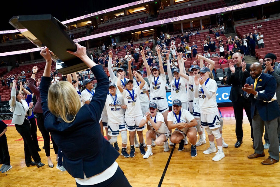 Hoisting trophy